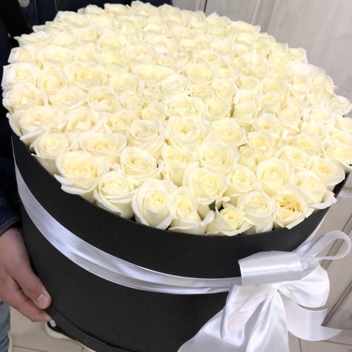 Купить на заказ 101 белая роза в коробке с доставкой в Темиртау