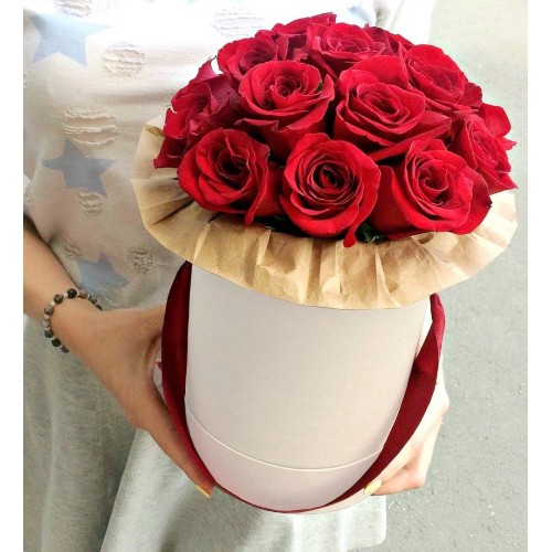 Купить на заказ 11 красных роз в коробке с доставкой в Темиртау