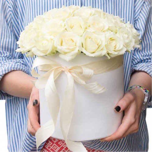 Купить на заказ 25 белых роз в коробке с доставкой в Темиртау