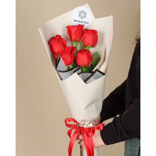 Купить на заказ Букет из 5 красных роз с доставкой в Темиртау