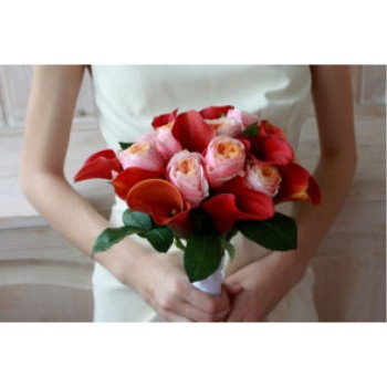 Bouquet of the bride with roses and callas